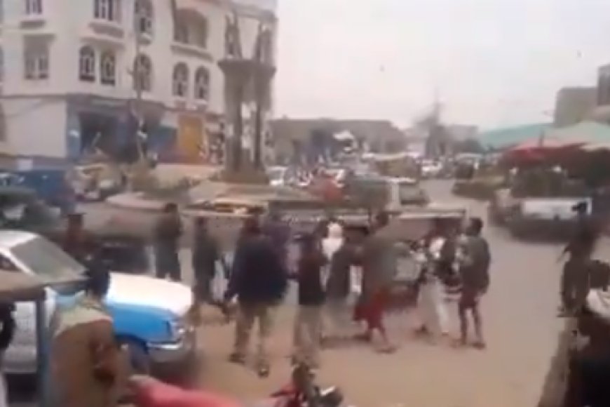 فيديو لمواطنون وهم يضربون جنود تابعين لقوات امن صنعاء .. شاهد