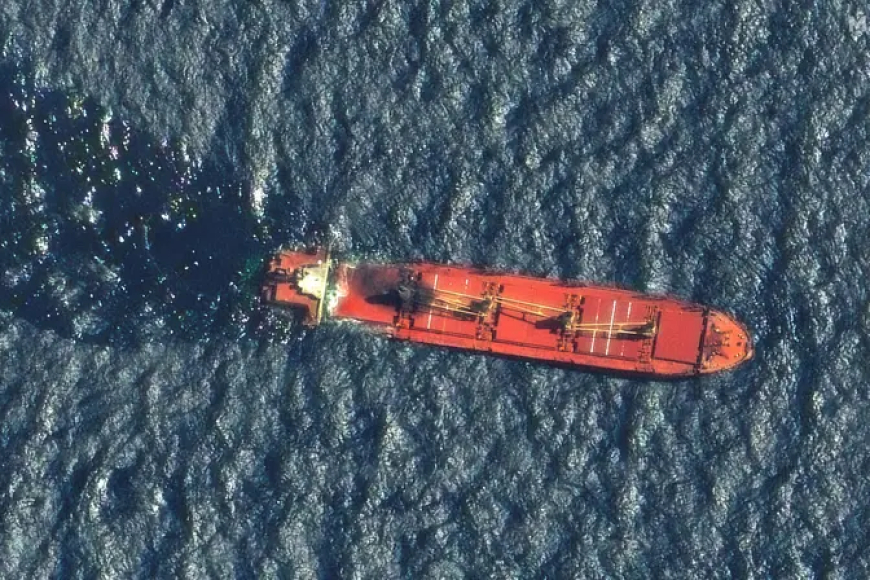 الحوثيون يستهدفون سفينتين بخليج عدن