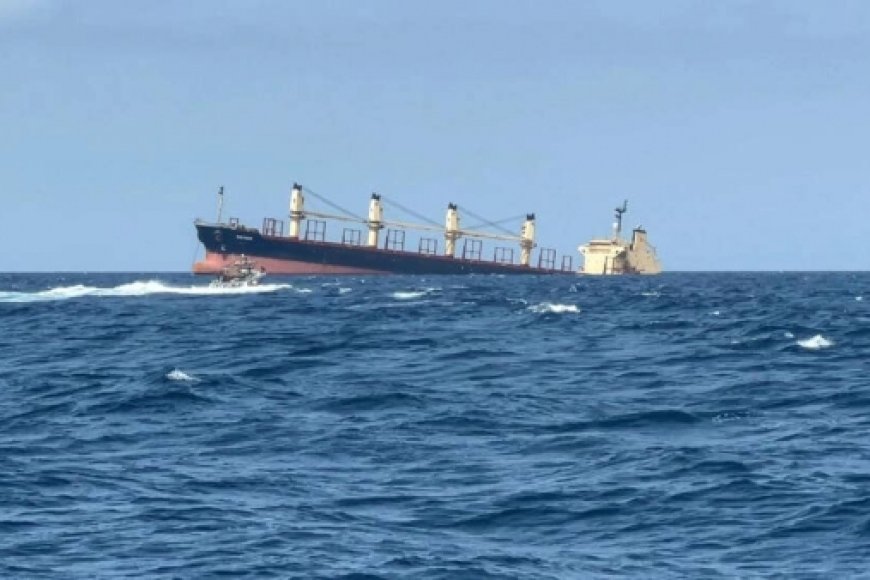 تعرّض سفينة لأضرار بعد استهدافها بثلاثة صواريخ قبالة سواحل الحديدة