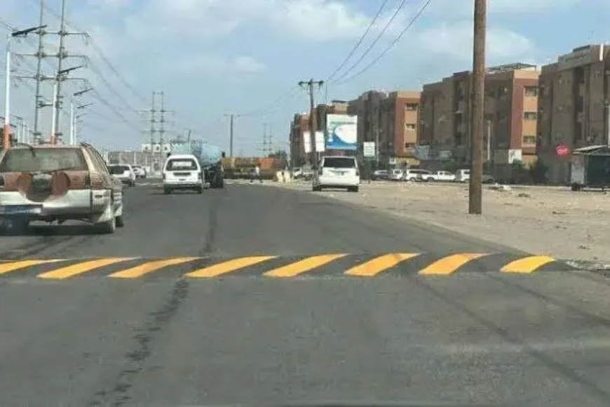 ترك مشاريع البنية التحتية وتفرغ لشرح فوائد المطبات!!.. صندوق صيانة الطرق يثير الجدل باحتفاله بافتتاح شبكة مطبات جديدة في عدن