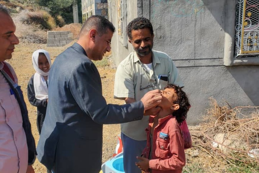 تعز.. مدير عام مقبنة يتفقد حملة التحصين ضد الكوليرا ويشارك في جهود التطعيم