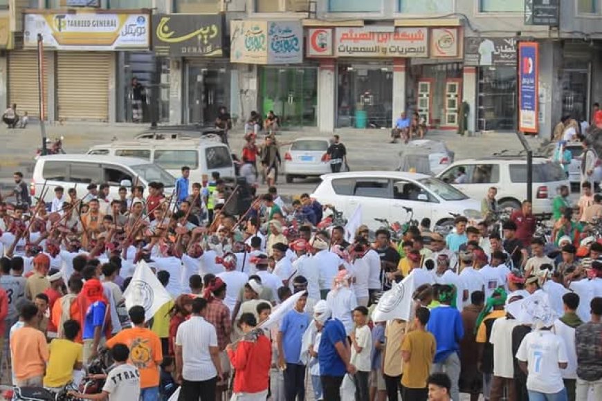 أيدت (الجامع) والحلف).. وقفة جماهيرية في المكلا احتجاجًا على تدهور الأوضاع المعيشية والخدمية 