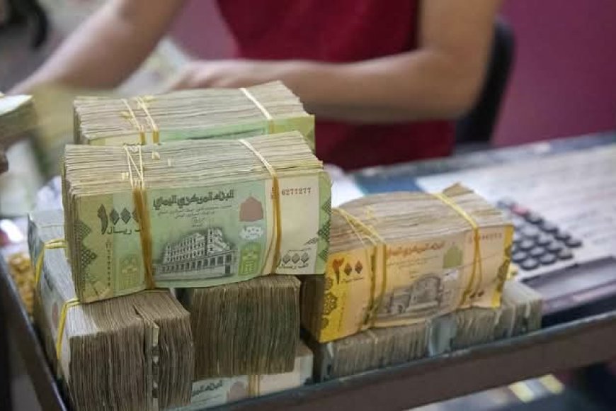 الدولار يتذبذب تحت حاجز 2400 ريال.. توقف كامل لبيع وشراء العملات الأجنبية في المحافظات المحررة