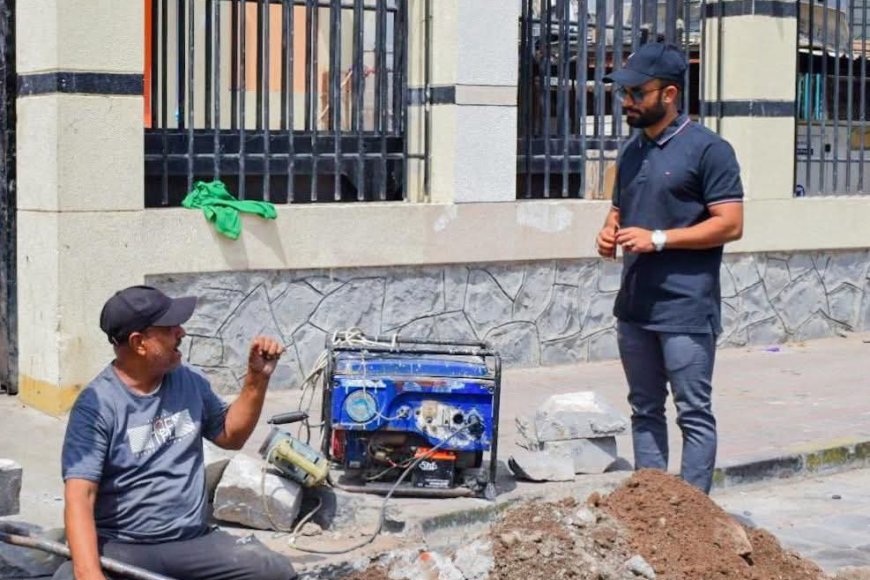 عدن .. بن جرادي يطلع على أعمال إصلاح أنابيب المياه المتهالكة في أحياء المديرية