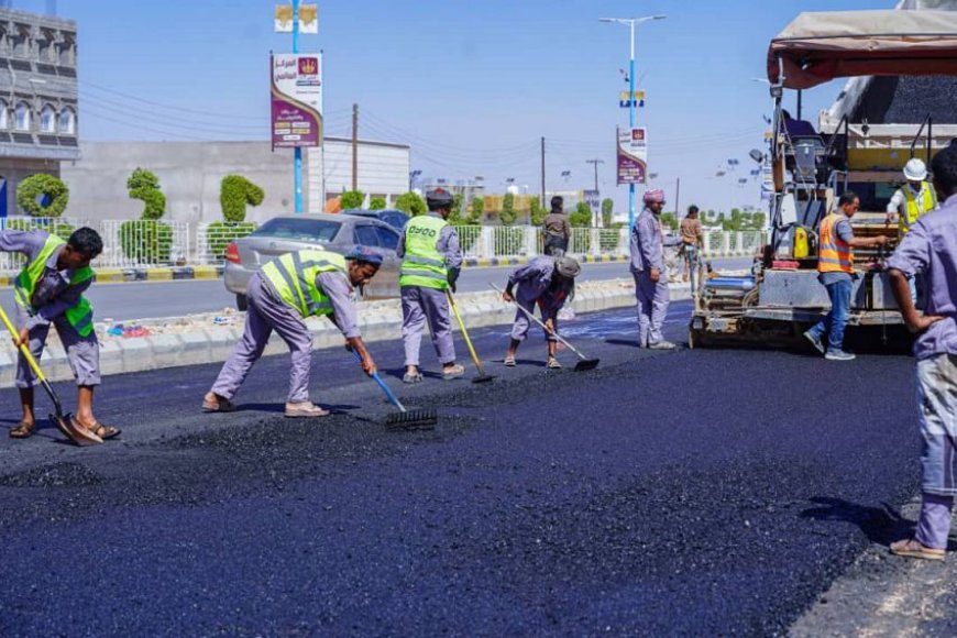 تدشين مشروعي سفلتة مقطع جديد بشارع الشهيد قطن بعتق وصيانة شوارعها