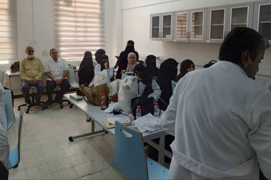 كلية الصيدلة بجامعة عدن تنظم دورة تدريبية في تقنيات الميكروسكوب