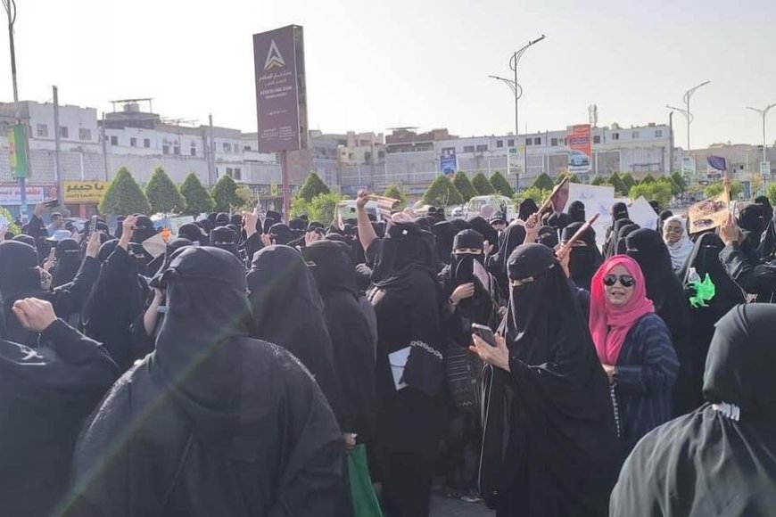 خروج تظاهرة نسوية في عدن للمطالبة بتوفير الخدمات