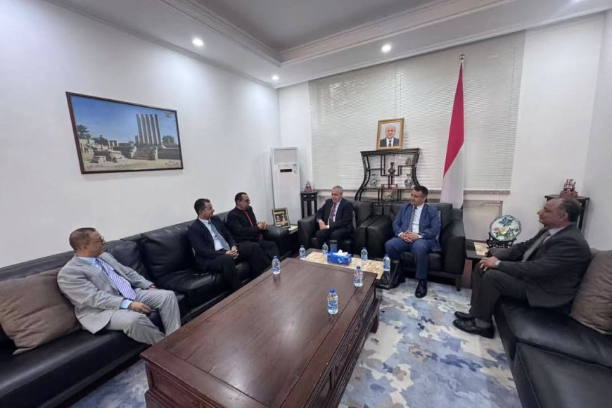 وفد من وزارة التعليم العالي يلتقي السفير الميتمي في بكين لبحث أوضاع الطلاب وتعزيز التعاون الأكاديمي
