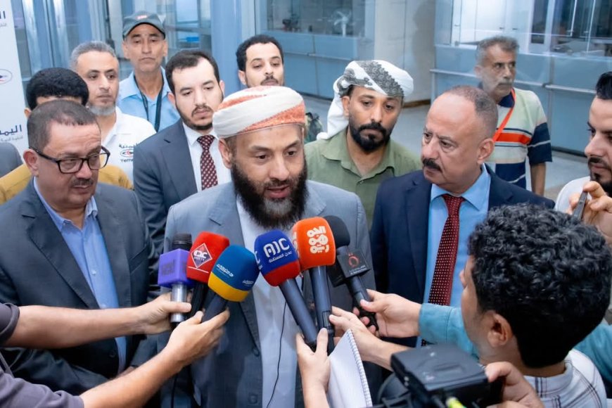 وزير الأوقاف يدشّن أولى رحلات التفويج الجوي للحجاج من مطار عدن الدولي