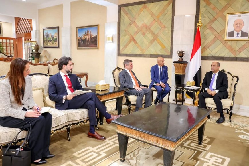 رئيس الوزراء يناقش مع السفير الأمريكي العلاقات الثنائية والقضايا ذات الاهتمام المشترك