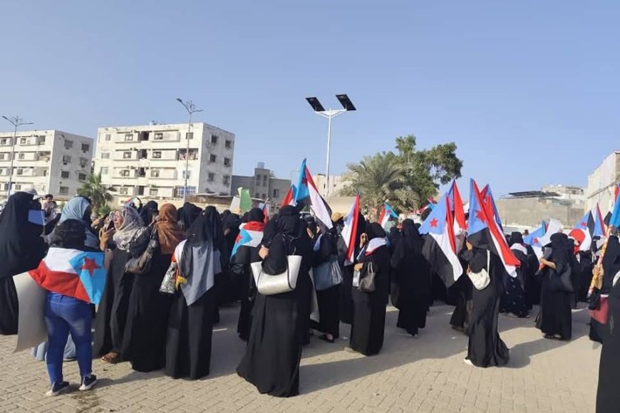 مظاهرة نسائية حاشدة في عدن تطالب بتوفير الخدمات 