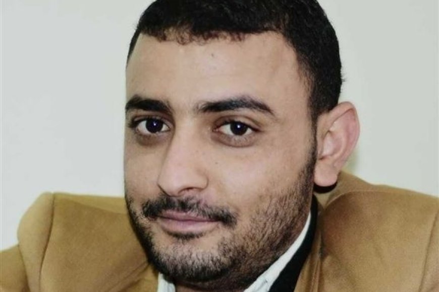 مثُل مكبلًا بالقيود.. الصحفي المياحي يتحدث عن ظروف احتجازه