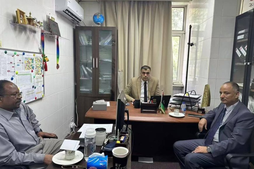 المستشار الأحمدي يلتقي نظيره الليبي في بكين