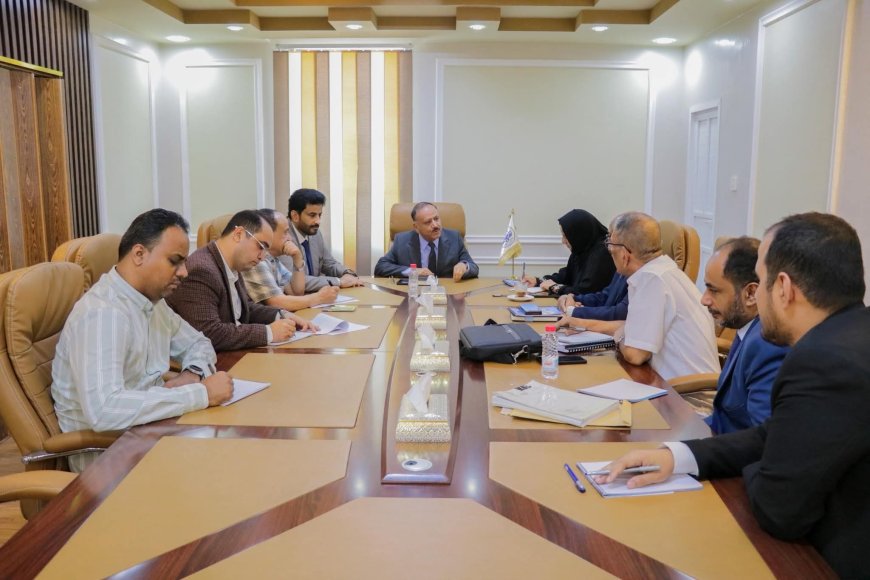 اجتماع برئاسة وزير النقل يناقش جهود تسريع تنفيذ مشروع ميناء سقطرى الاستراتيجي 