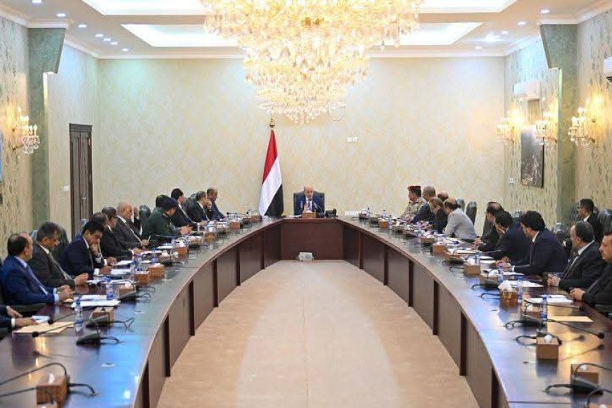 رئيس مجلس القيادة يرأس جانبا من اجتماع مجلس الوزراء