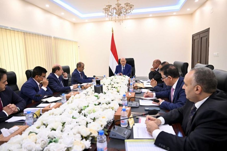 اجتماع طارئ لرئيس مجلس القيادة مع لجنة إدارة الأزمات لمناقشة الأوضاع الاقتصادية والإنسانية في اليمن