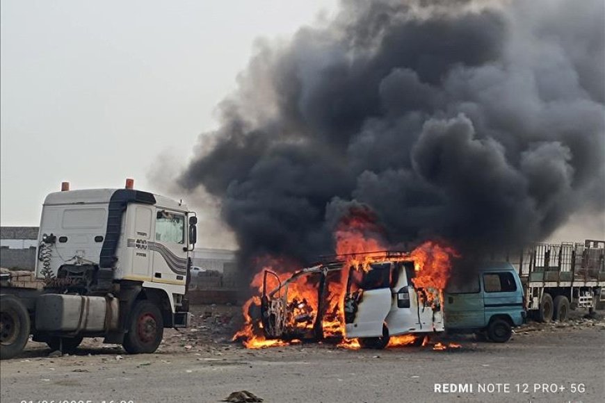حريق مفاجئ يلتهم باص نوع &quot;فوكسي&quot; في منطقة الممدارة بمدينة عدن