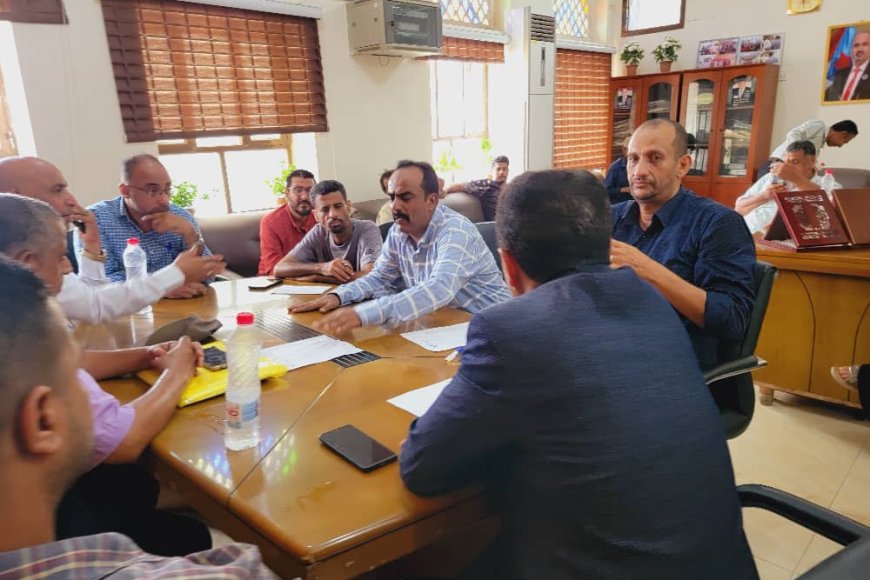 مدير عام خور مكسر يعقد اجتماعًا موسعًا لمناقشة مشاكل الصرف الصحي بالمديرية 