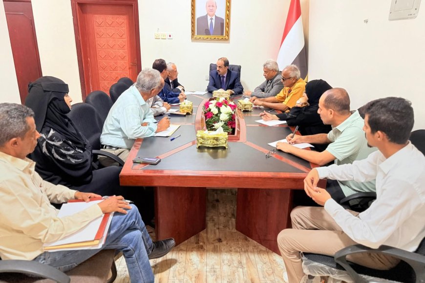 الإرياني يعقد اجتماعاً لتصنيف فنادق عدن ضمن خطة 100 يوم الحكومية