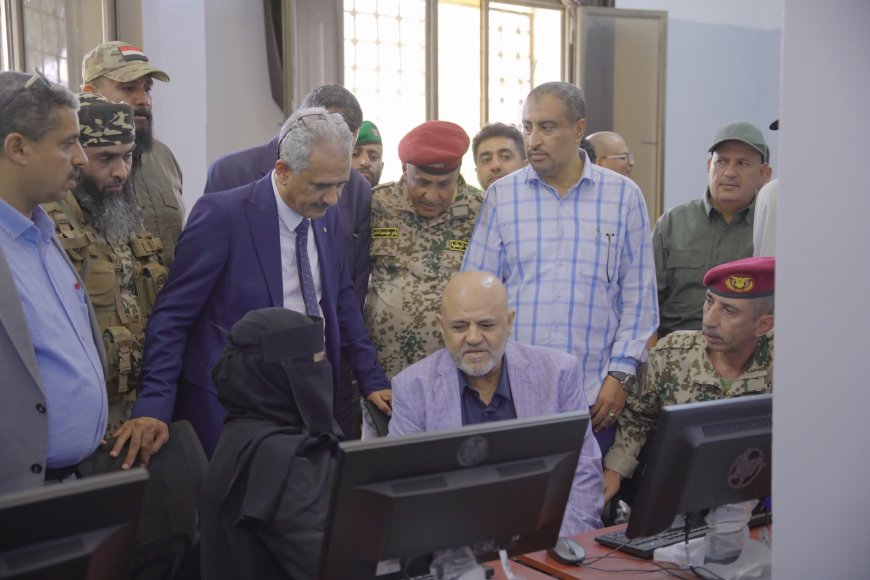 تعز بدعم من طارق صالح.. افتتاح مشروع طاقة شمسية ومعمل حاسوب حديث في فرع جامعة تعز في التربة .