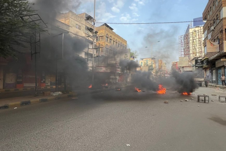 محتجون يقطعون شارع جمال وسط مدينة تعز احتجاجا على تردي الخدمات