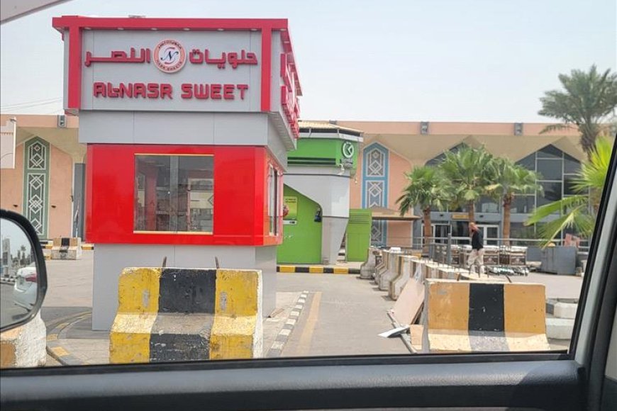 افتتاح محل حلويات بأحد الممرات القريبة من بوابة الدخول لمطار عدن الدولي