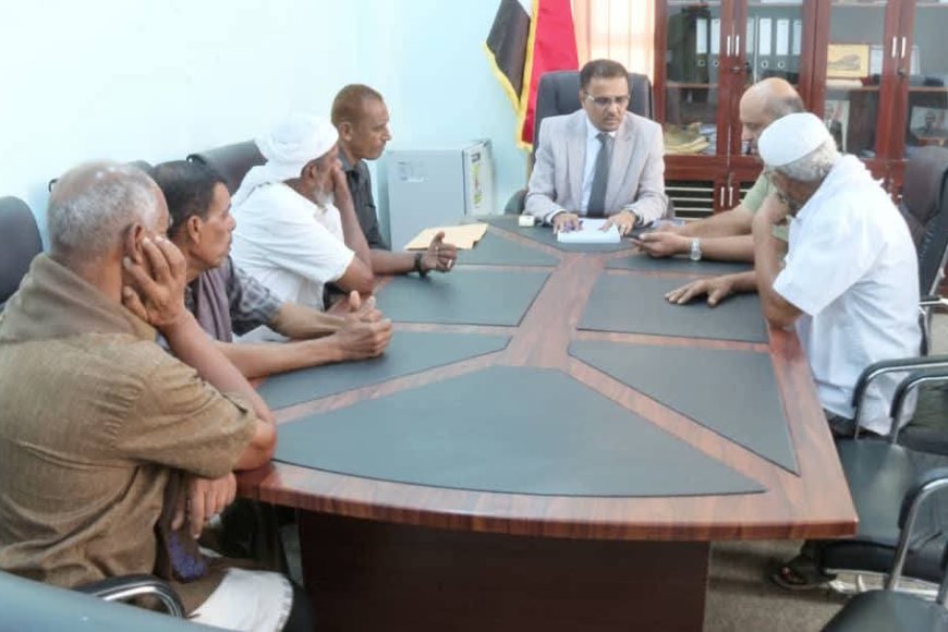 الأمين العام للمجلس المحلي بحضرموت يبحث احتياجات شريحة الصيادين بمدينة الريدة وأهمية إنشاء كاسر أمواج لحمايتهم خلال المتغيرات المناخية 