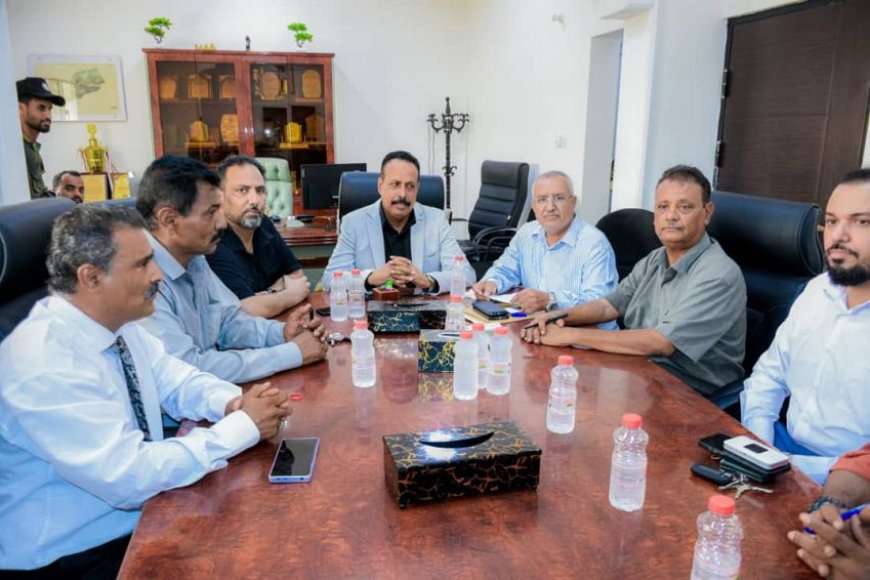 لجنة وزارية تتسلم مبنى صندوق صيانة الطرق والجسور بعدن