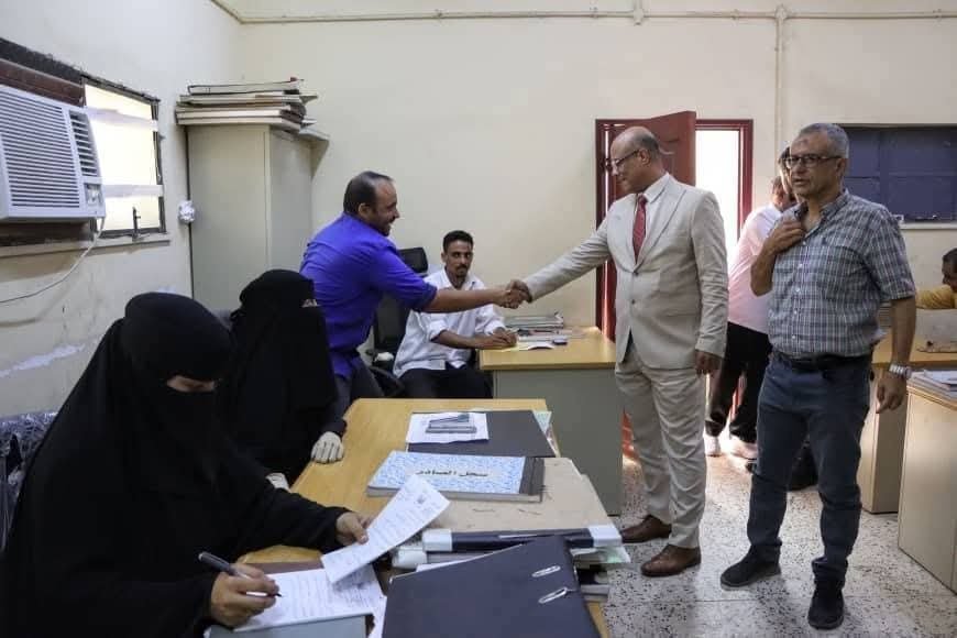 رئيس نيابة استئناف جنوب عدن يتفقد سير العمل في النيابات الابتدائية ويدعو لاستمرار أداء الرسالة القضائية ويؤكد: الإضراب لا يعني إغلاق الأبواب وتعطيل مصالح المواطنين