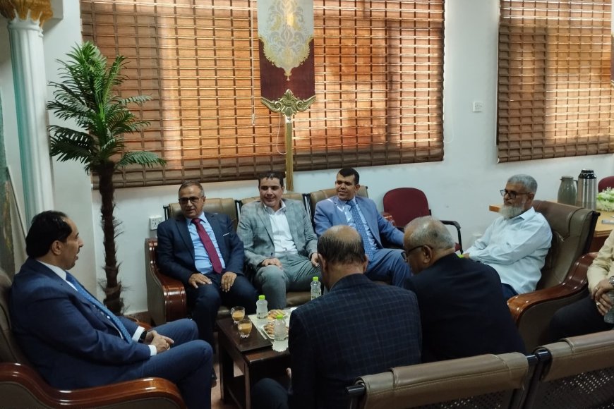 وزير الشباب والرياضة يزور كلية طب الأسنان بجامعة عدن ويشيد بخططها التطويرية