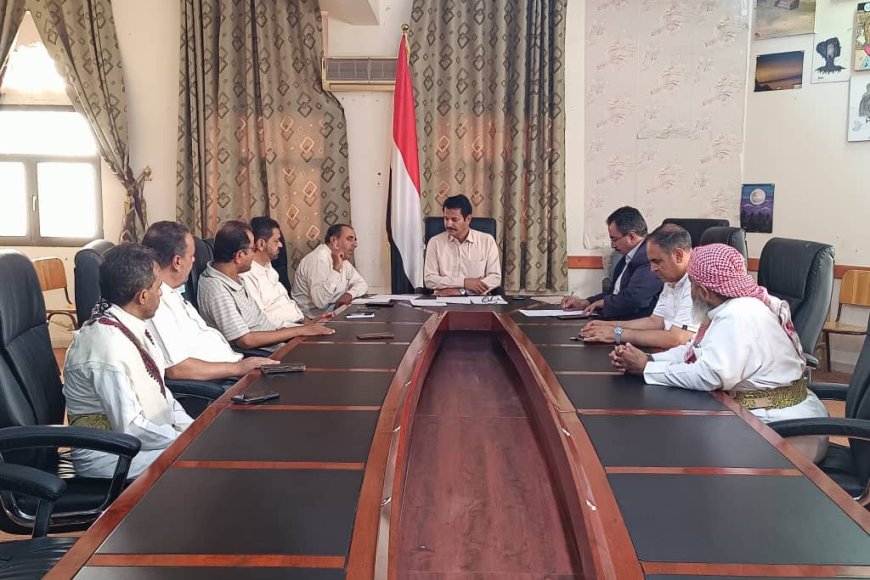نائب وزير التربية يناقش مع مجلس أمناء مجمع المتفوقين بمأرب نتائج القبول للعام الدراسي الجديد