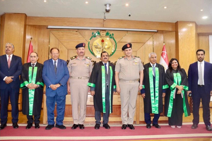 وزير النقل يهنئ وزير الدفاع لحصوله على الدكتوراه مع مرتبة الشرف الأولى من الأكاديمية العسكرية في مصر