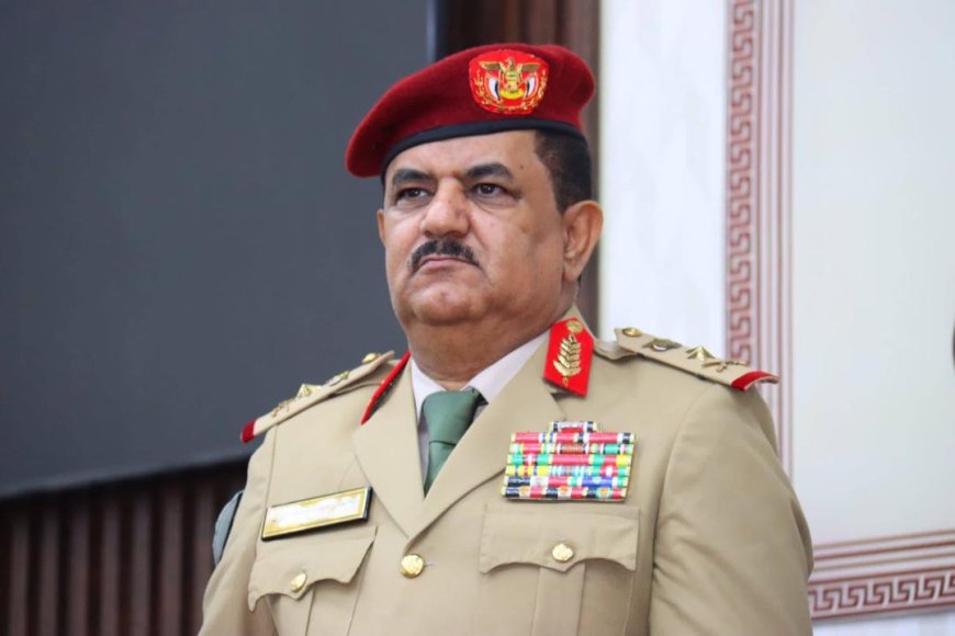 الدكتور الجفري يهنئ وزير الدفاع بحصوله على الدكتوراه من مصر