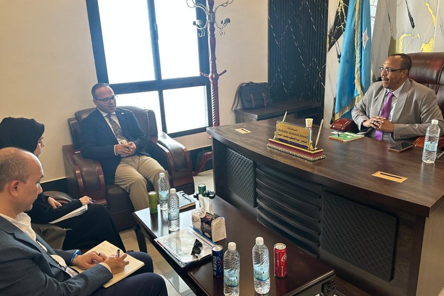 السفير الصومالي بعدن يناقش مع رئيس المفوضية السامية برنامج العودة الطوعية للاجئين الصوماليين