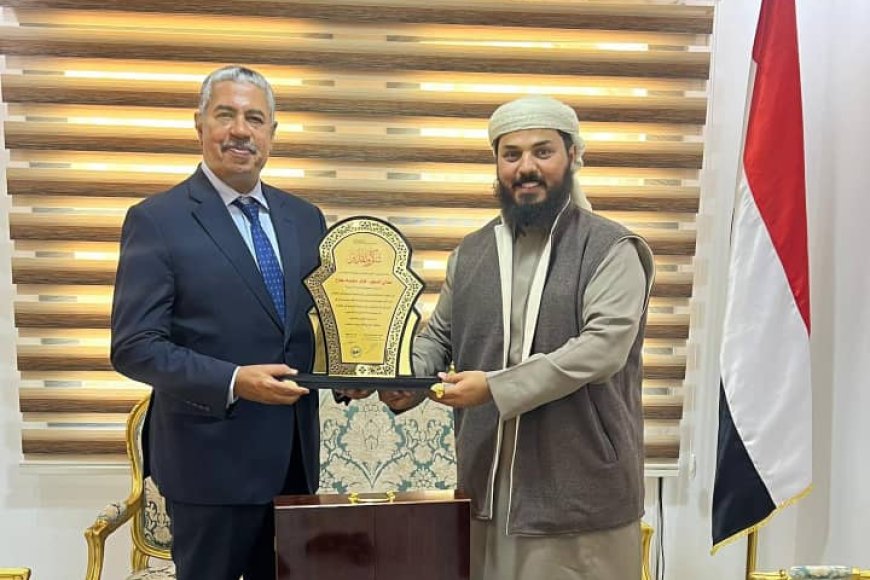 أبو البراء والكود يسلمان درع التكريم للسفير اليمني بالقاهرة خالد بحاح