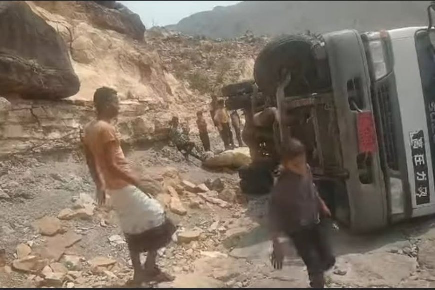 تعز..انقلاب شاحنة في قبيلة الزعازع إثر الأمطار الغزيرة