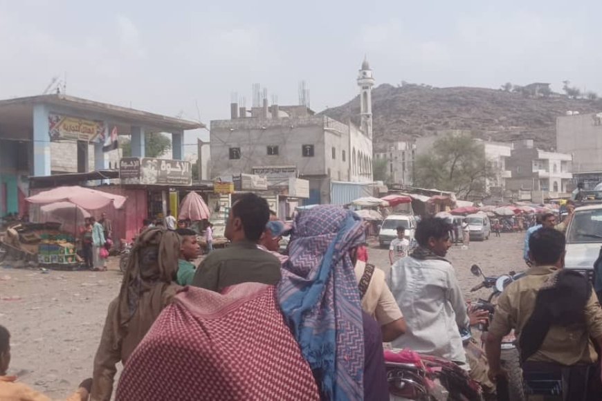 محتجون يغلقون محلات تجارية في ريف تعز الجنوبي للمطالبة بخفض الأسعار
