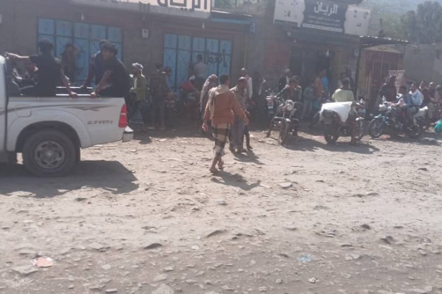 تعز..شباب وادي مكسب يغلقون محلات سوق مفرق جبل حبشي لليوم الثالث على التوالي