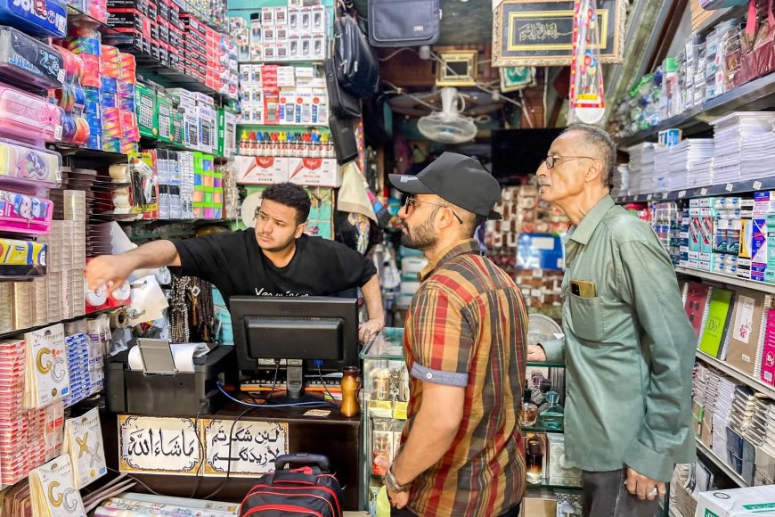 حملة لضبط أسعار المواد القرطاسية بمديرية صيرة بعدن تزامناً مع العام الدراسي الجديد