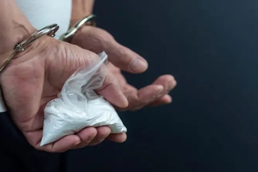 الأمن في حضرموت الساحل يضبط شابًا بحوزته كيلو ونصف من الحشيش المخدر