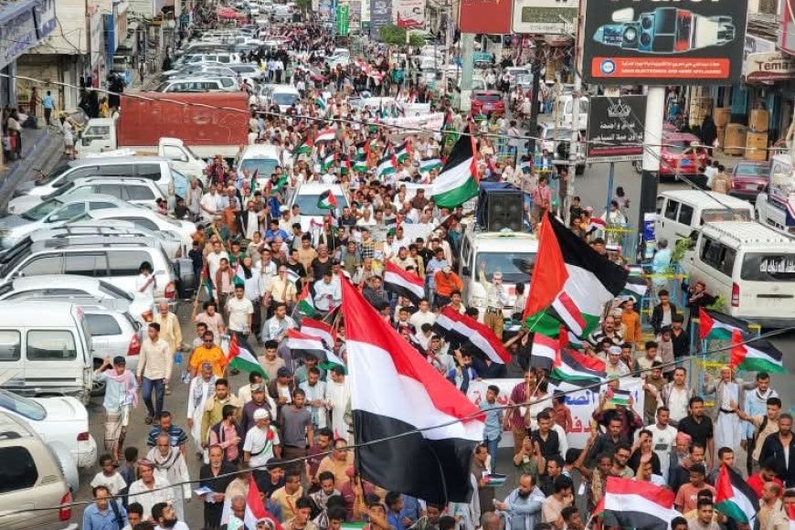 مسيرة حاشدة في تعز تطالب بتحرك دولي لوقف جرائم الإبادة والتجويع في غزة