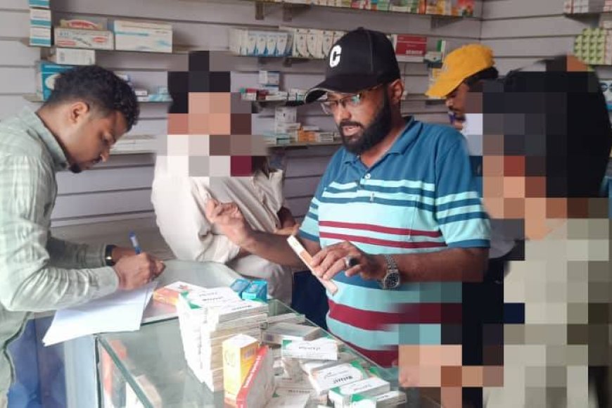مكتب الصحة بالحديدة يضبط صيدلية تبيع أدوية منتهية الصلاحية في الخوخة 