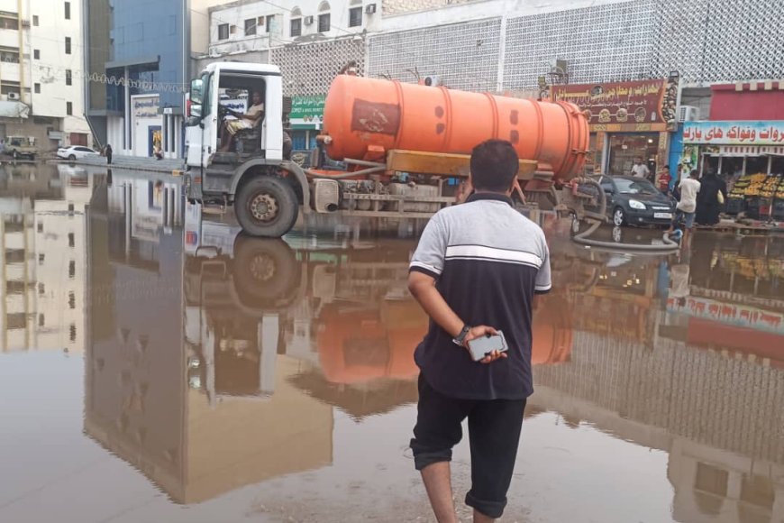 الزهري يواصل متابعة أعمال شفط مياه الأمطار في أحياء خورمكسر