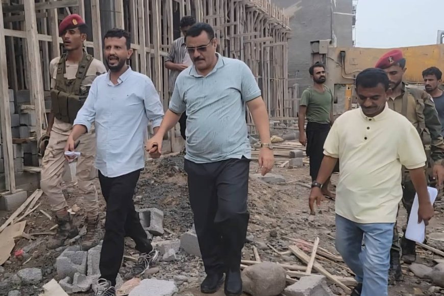 مدير عام المنصورة يتفقد أعمال المرحلة الثانية لمشروع بناء صالة لنادي أهلي عدن