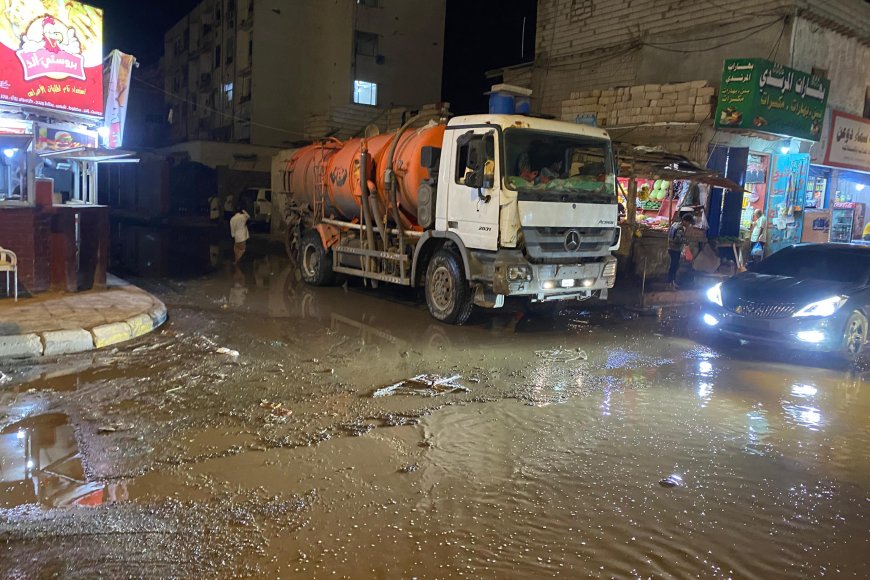 لجنة الطوارئ بخورمكسر تواصل جهودها لشفط مياه الأمطار بحضور الزهري