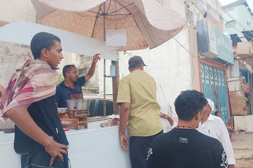 حملة رقابية في خور مكسر تسفر عن ضبط خمس مخالفات في بيع الأسماك والخضار