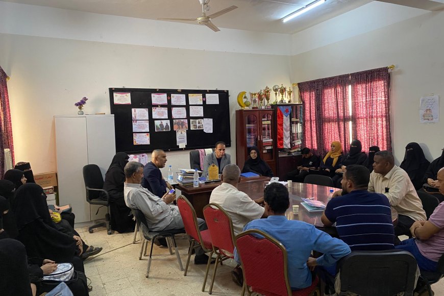 بتوجيهات من الوزير العكبري.. وكيل قطاع المناهج الشوذبي يتفقد عملية حضور المعلمين بثانوية خليفة بعدن استعدادًا لانطلاق العام الدراسي