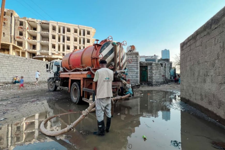 منظمة صُنّاع النهضة تواصل حملة شفط مياه الأمطار ورفع مخلفات السيول في عدن