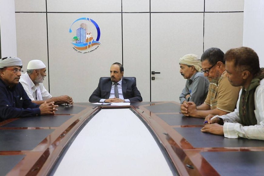 محافظ حضرموت يناقش مع نقابة المهن التربوية الجهود الرامية لاستمرار العملية التعليمية واستقرارها