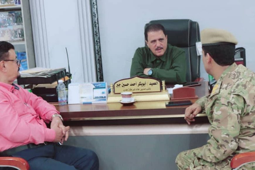 نائب مدير أمن عدن يناقش مع مدير جوازات خور مكسر التحديات الإدارية وآليات معالجتها.